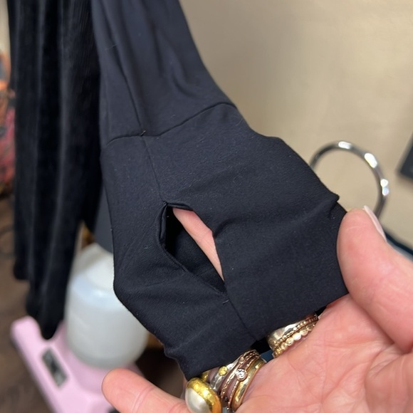 Commando Black Butter Wrap Long Sleeve Cropped Top with Thumb Holes M - Picture 7 of 11